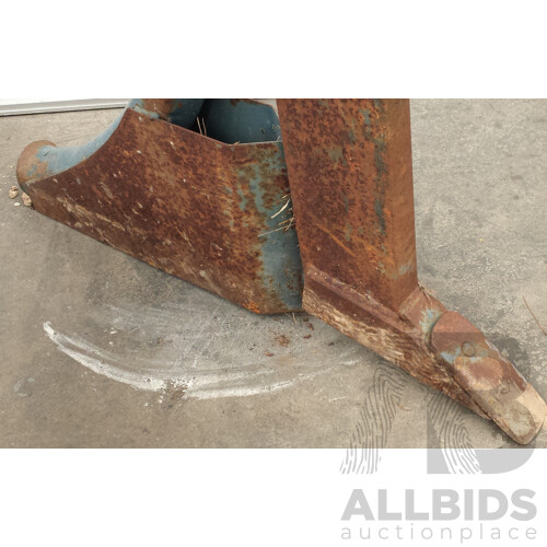 Berends Compact Single Tine Ripper and Pipelayer