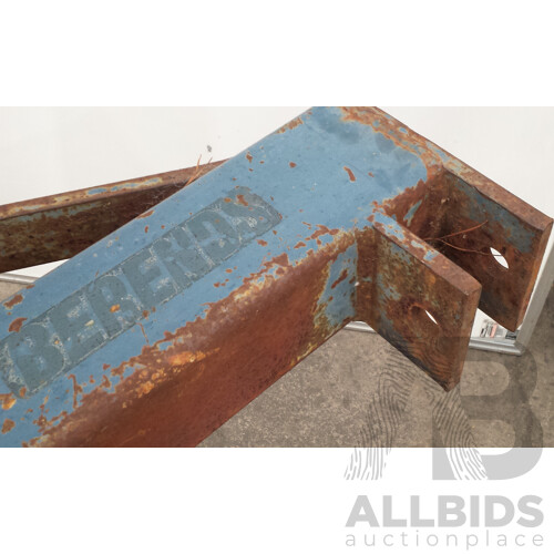 Berends Compact Single Tine Ripper and Pipelayer