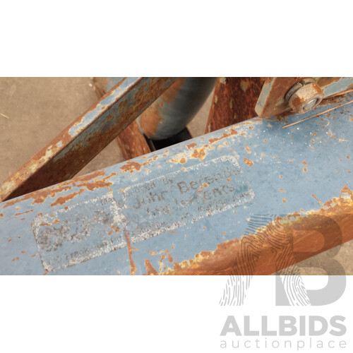 Berends Compact Single Tine Ripper and Pipelayer