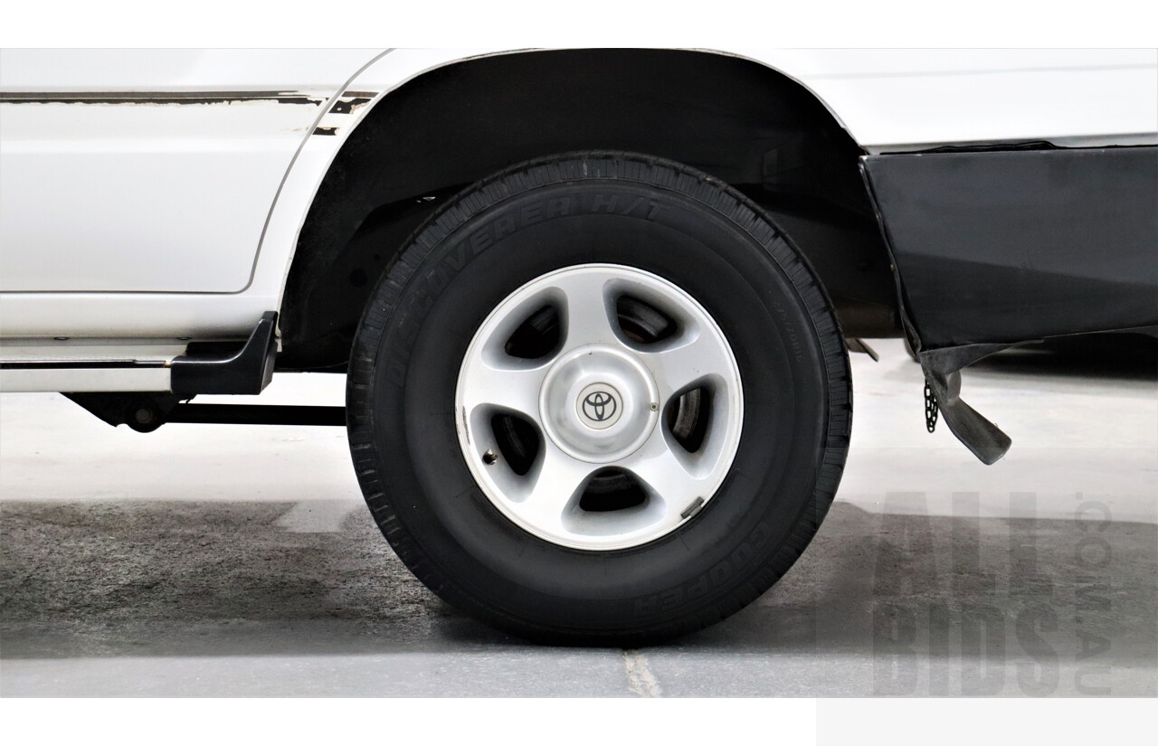 11/1999 Toyota Landcruiser (4x4) HZJ105R 4d Wagon White 4.2L Diesel