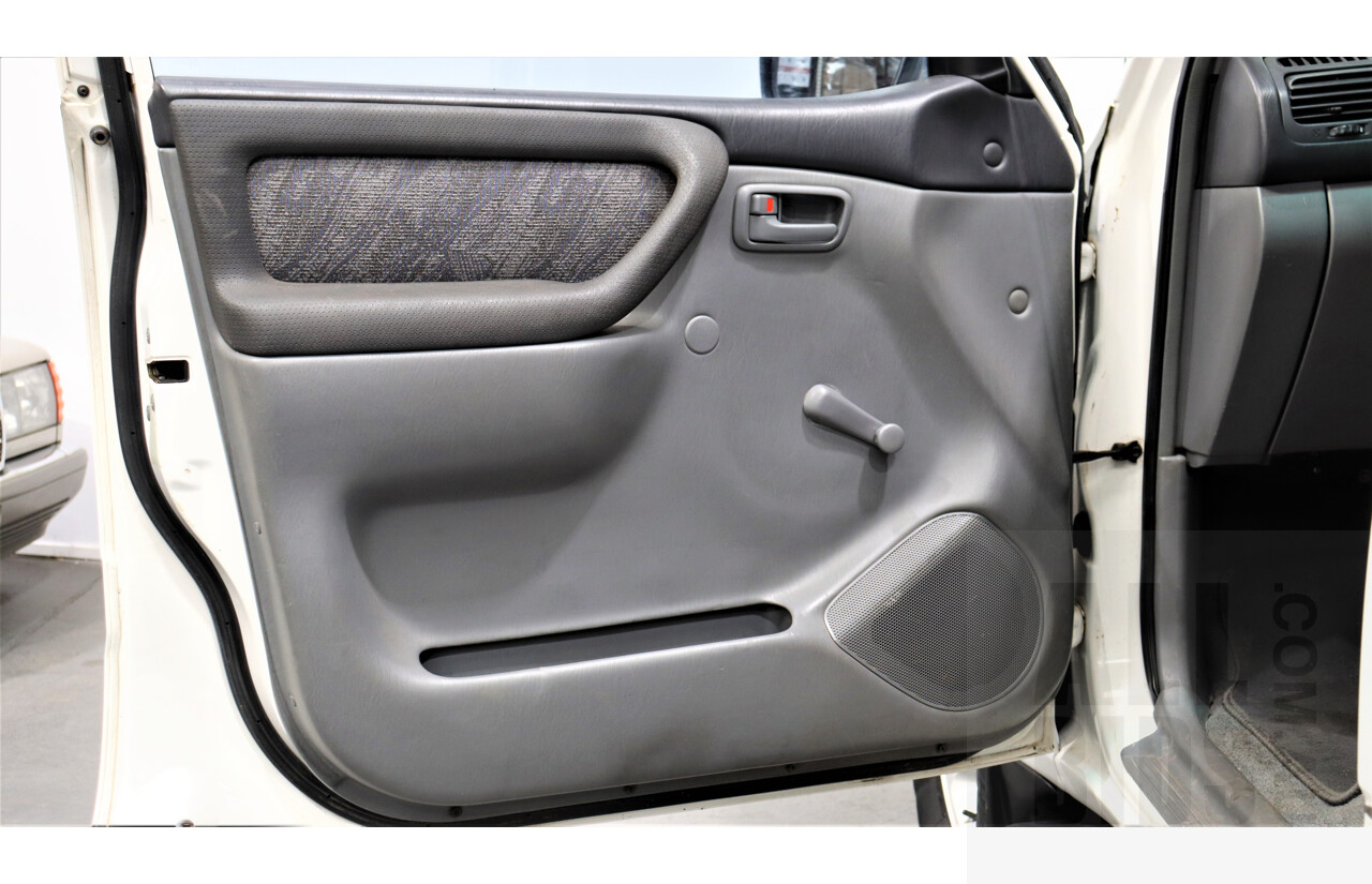 11/1999 Toyota Landcruiser (4x4) HZJ105R 4d Wagon White 4.2L Diesel