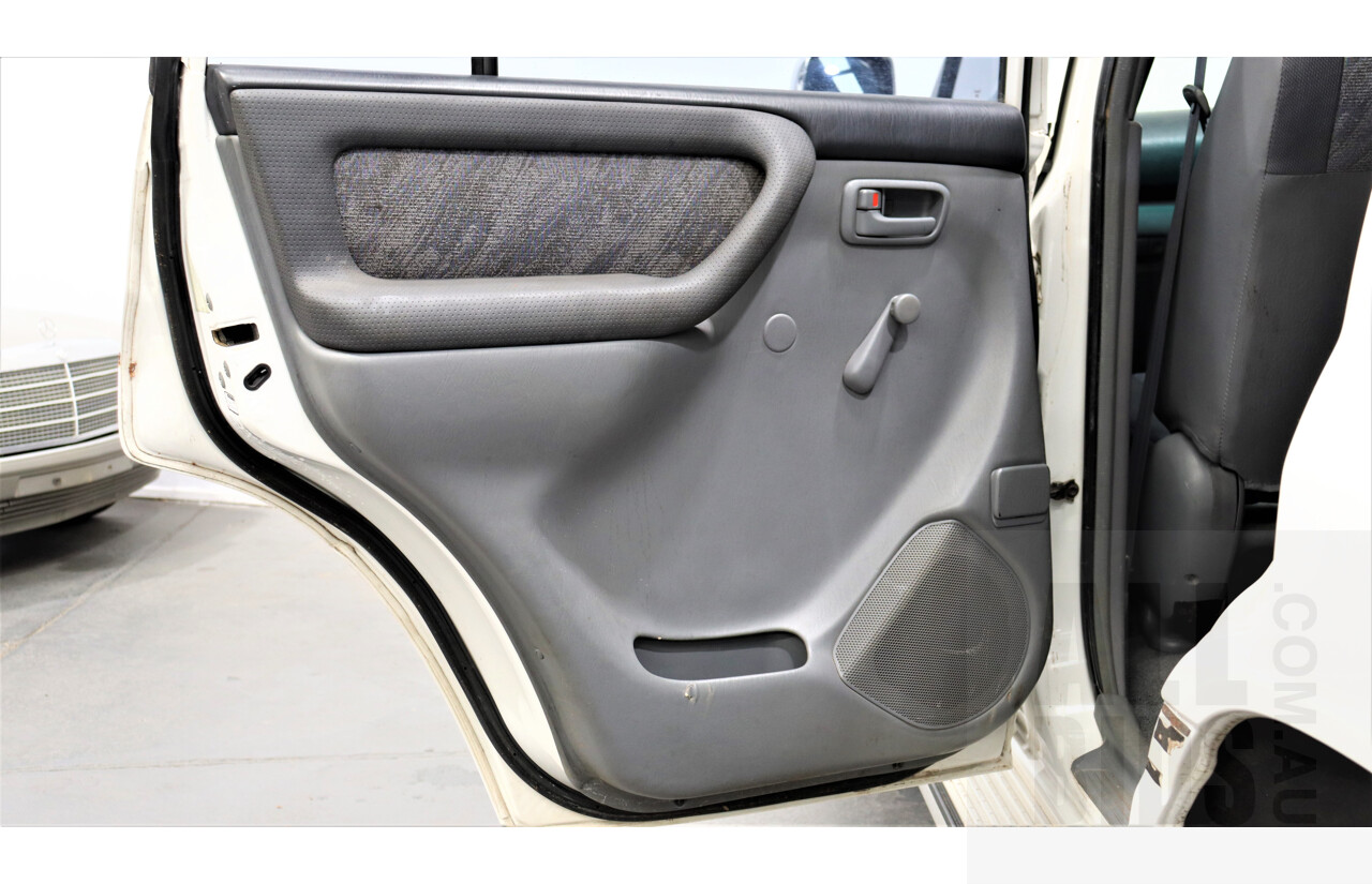 11/1999 Toyota Landcruiser (4x4) HZJ105R 4d Wagon White 4.2L Diesel