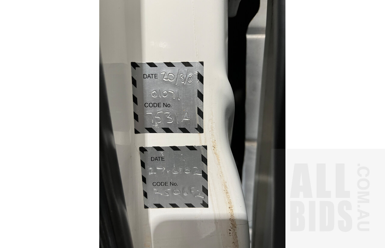 11/1999 Toyota Landcruiser (4x4) HZJ105R 4d Wagon White 4.2L Diesel