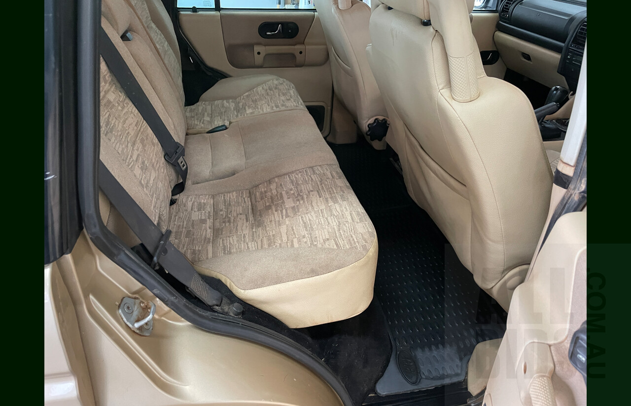 8/2004 Land Rover Discovery  SERIES II 4d Wagon Gold 2.5L