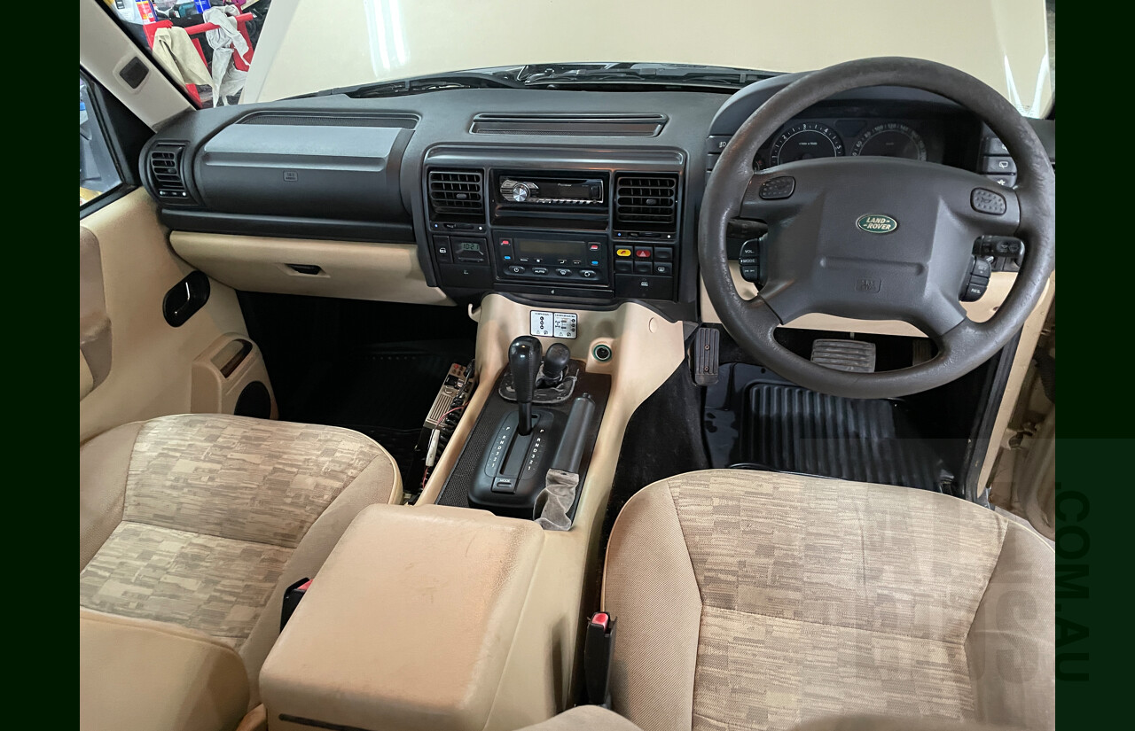 8/2004 Land Rover Discovery  SERIES II 4d Wagon Gold 2.5L