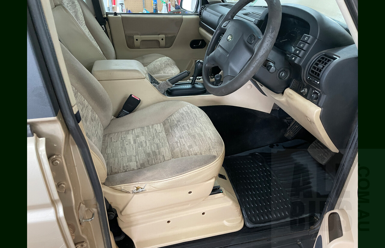 8/2004 Land Rover Discovery  SERIES II 4d Wagon Gold 2.5L