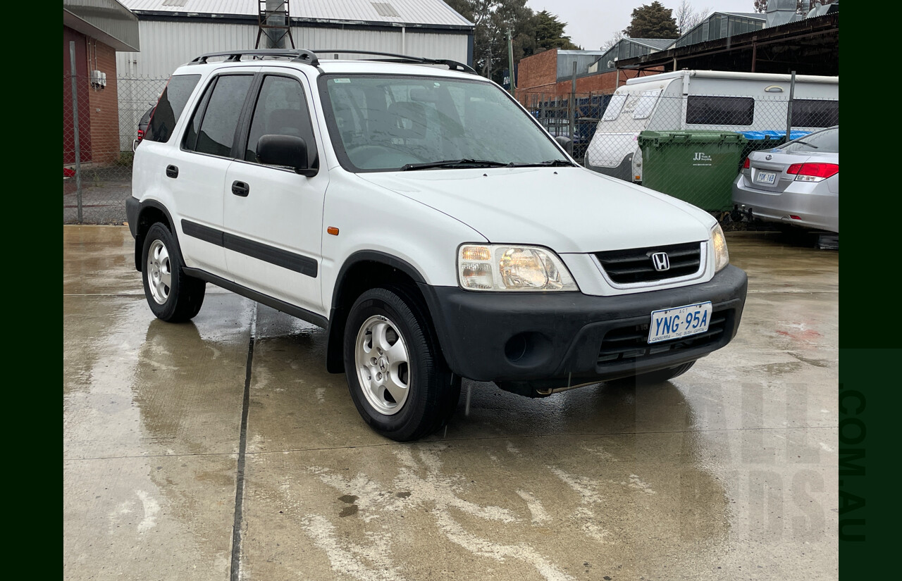8/2001 Honda CRV (4x4) Classic  4d Wagon White 2.0L