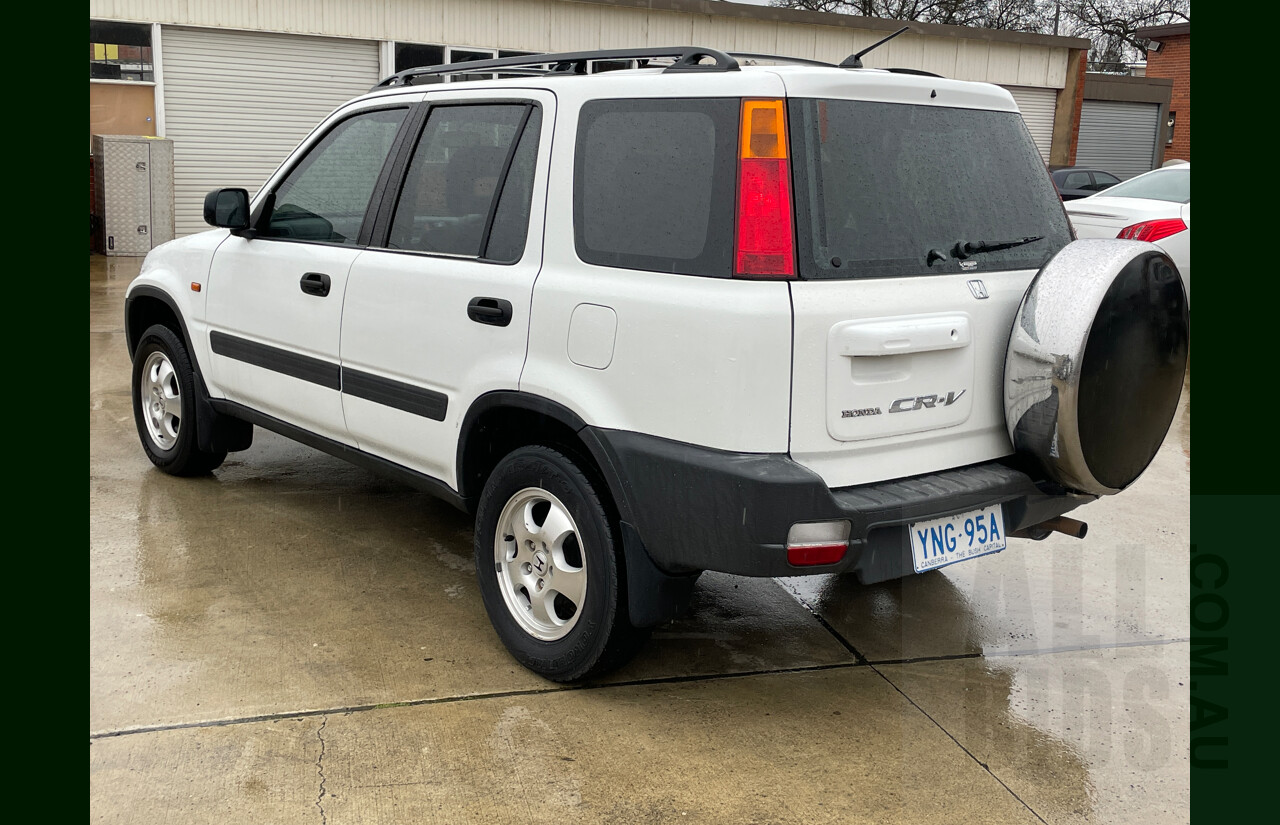 8/2001 Honda CRV (4x4) Classic  4d Wagon White 2.0L