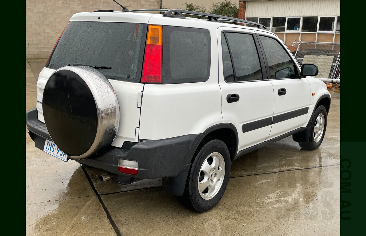 8/2001 Honda CRV (4x4) Classic  4d Wagon White 2.0L