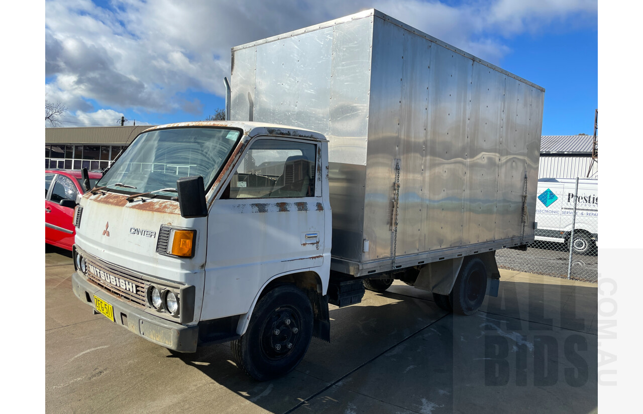 5/1985 Mitsubish Canter 55 Pantech White 3.3L