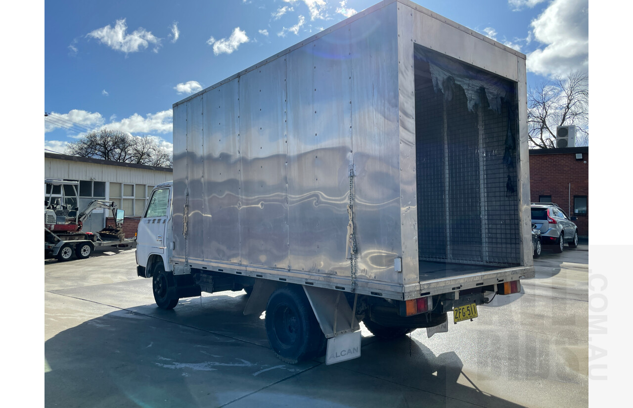 5/1985 Mitsubish Canter 55 Pantech White 3.3L