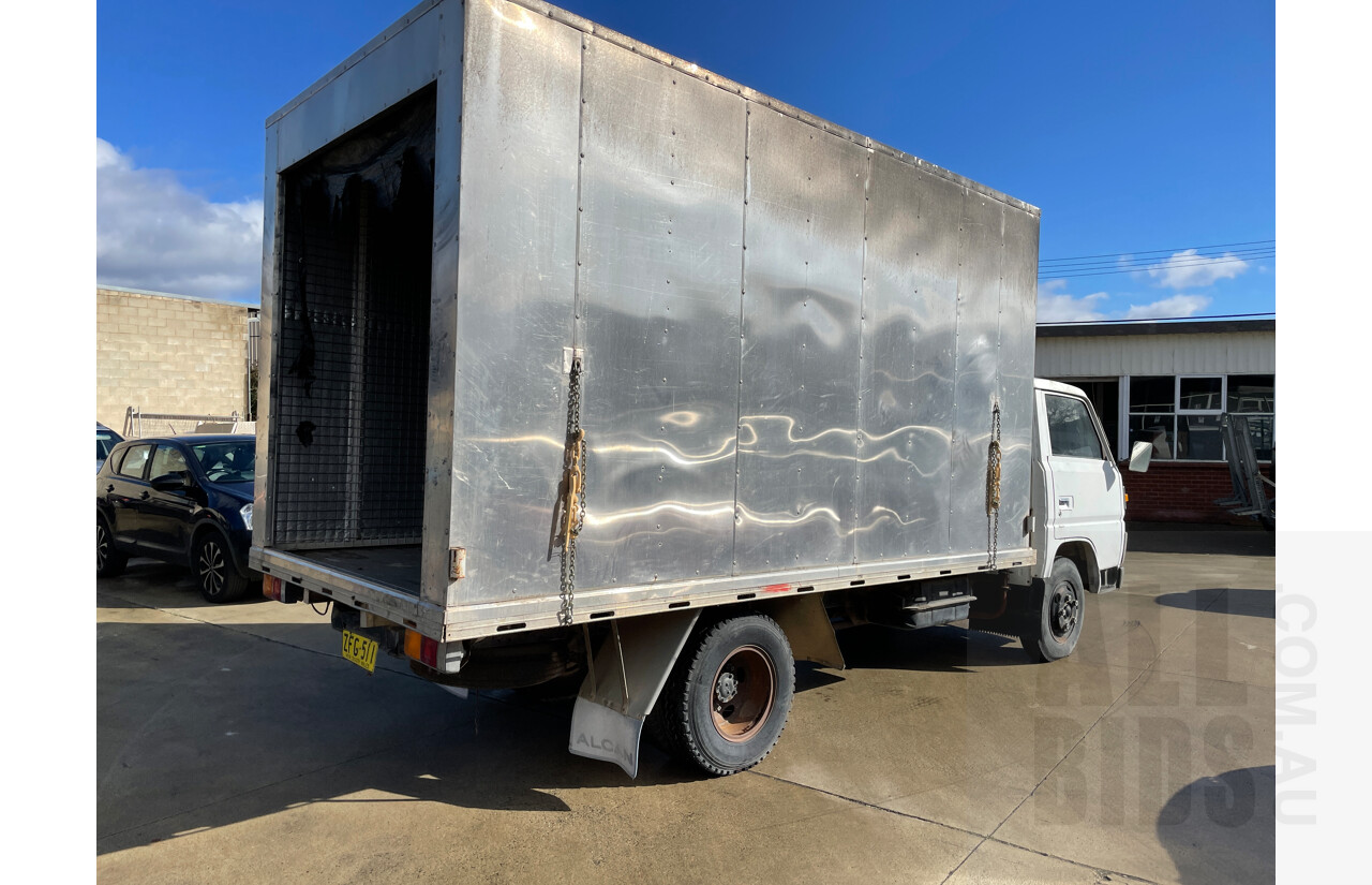 5/1985 Mitsubish Canter 55 Pantech White 3.3L