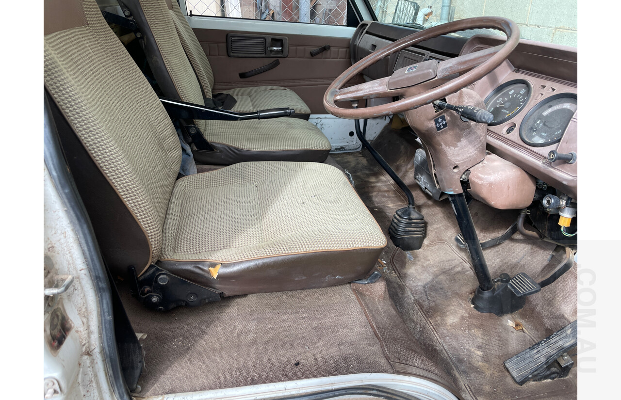 5/1985 Mitsubish Canter 55 Pantech White 3.3L