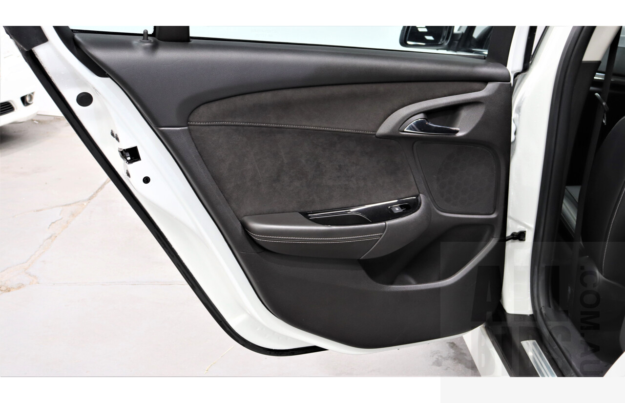 10/2014 Holden Commodore SS-V Redline VF MY15 4d Sedan White 6.0L