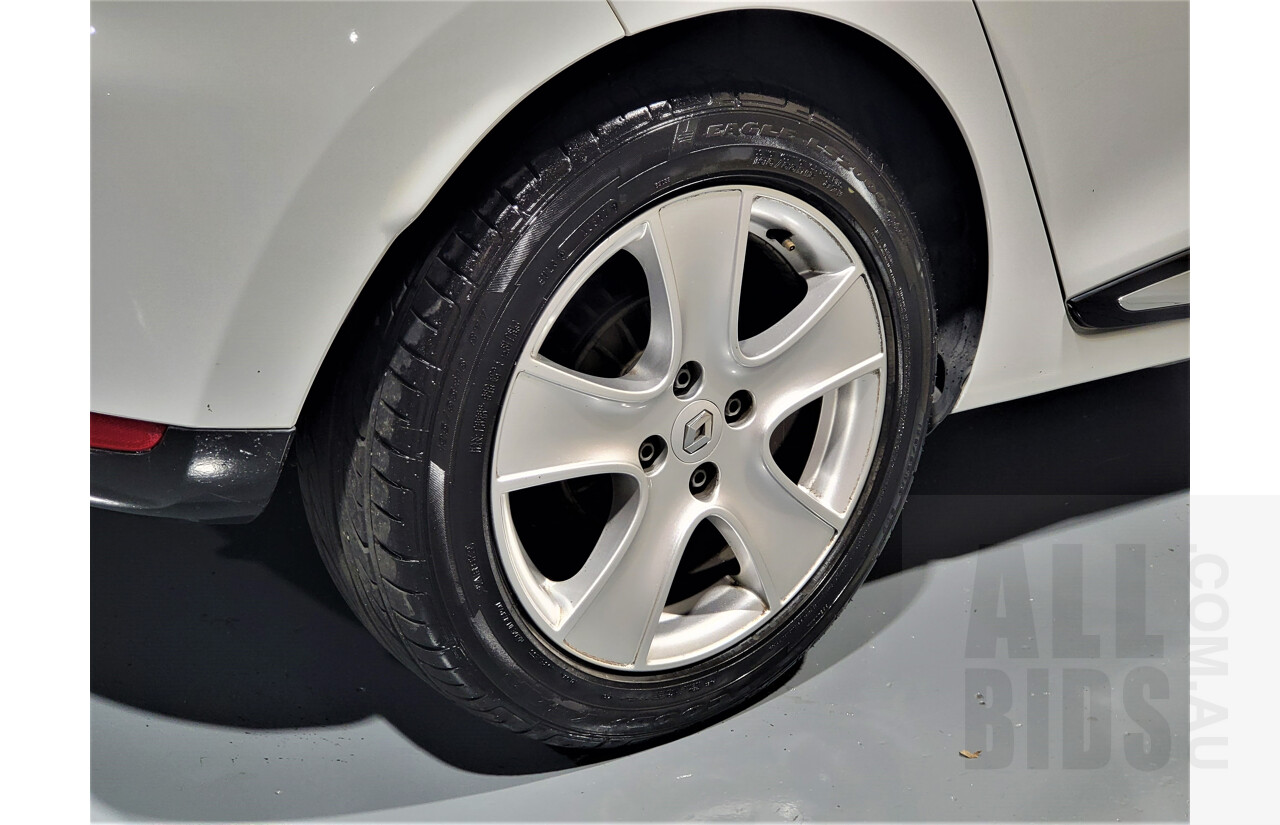 9/2015 Renault Clio Expression X98 5d Hatchback White 1.2L