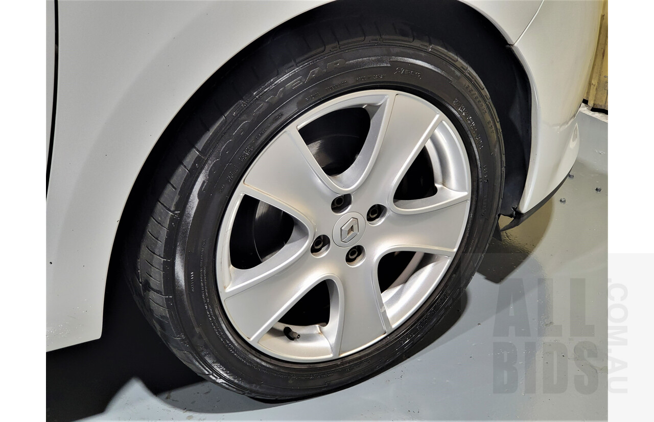 9/2015 Renault Clio Expression X98 5d Hatchback White 1.2L