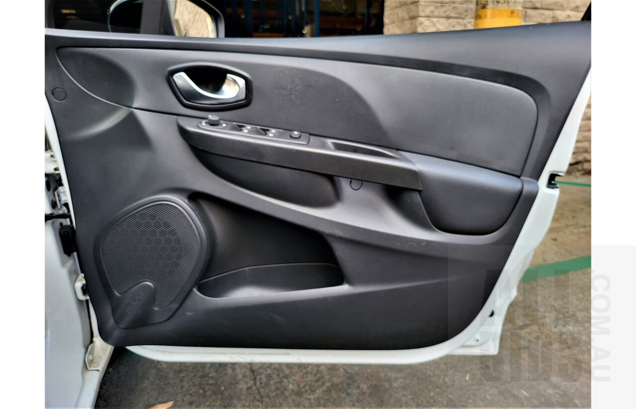 9/2015 Renault Clio Expression X98 5d Hatchback White 1.2L