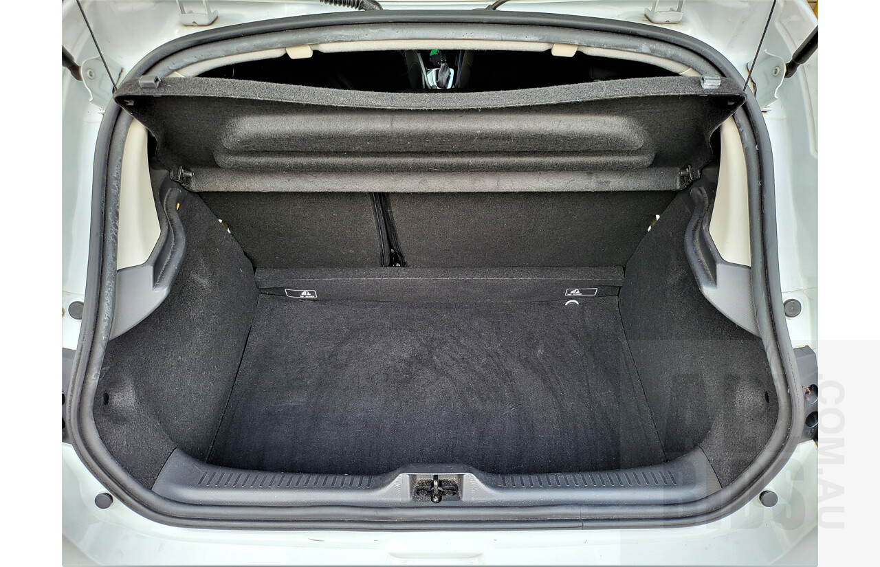 9/2015 Renault Clio Expression X98 5d Hatchback White 1.2L