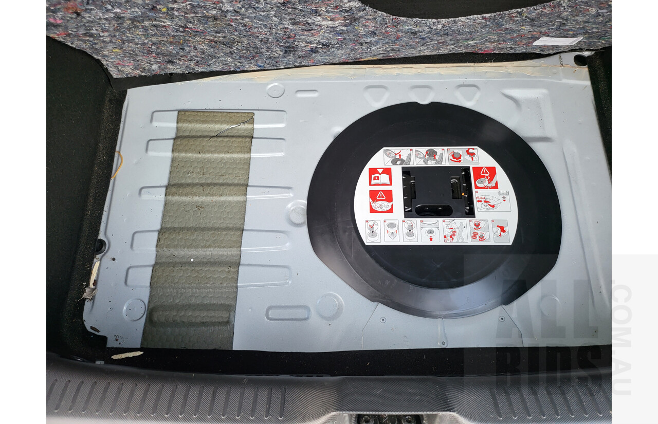 9/2015 Renault Clio Expression X98 5d Hatchback White 1.2L