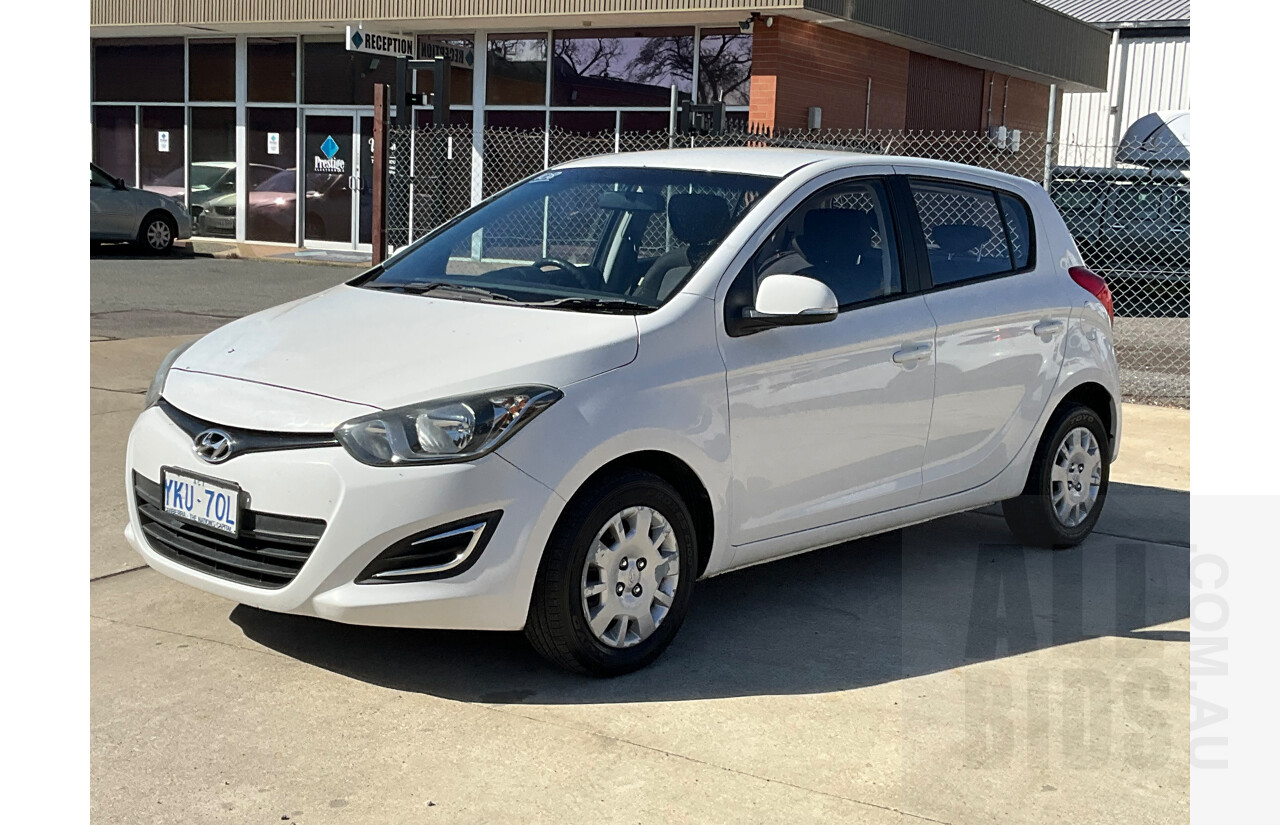 9/2013 Hyundai i20 Active PB MY14 5d Hatchback White 1.4L