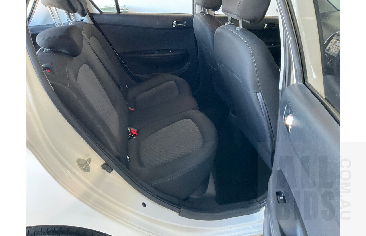 9/2013 Hyundai i20 Active PB MY14 5d Hatchback White 1.4L