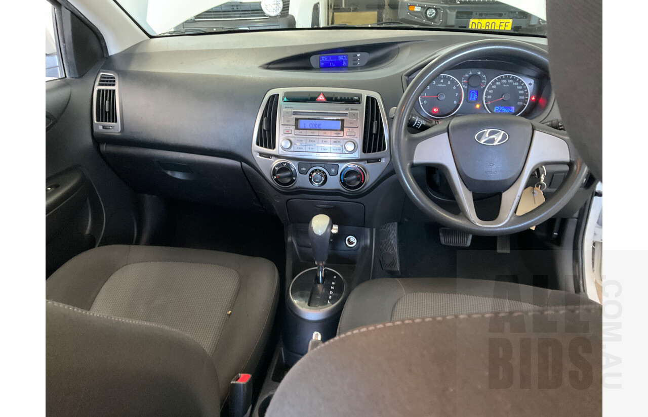 9/2013 Hyundai i20 Active PB MY14 5d Hatchback White 1.4L