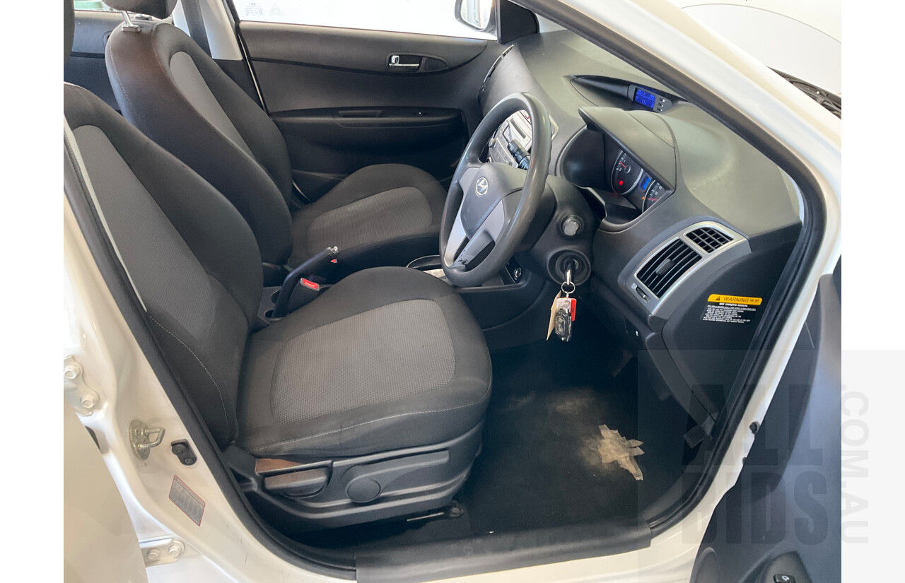 9/2013 Hyundai i20 Active PB MY14 5d Hatchback White 1.4L