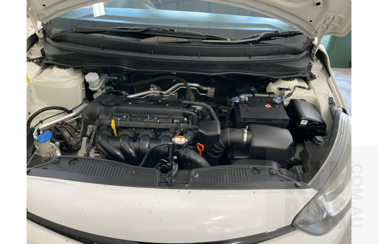 9/2013 Hyundai i20 Active PB MY14 5d Hatchback White 1.4L