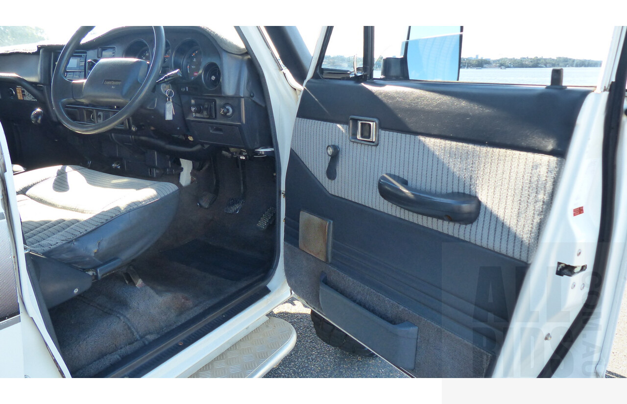 12/1988 Toyota Landcruiser (4x4) 4d Wagon White 4.0L