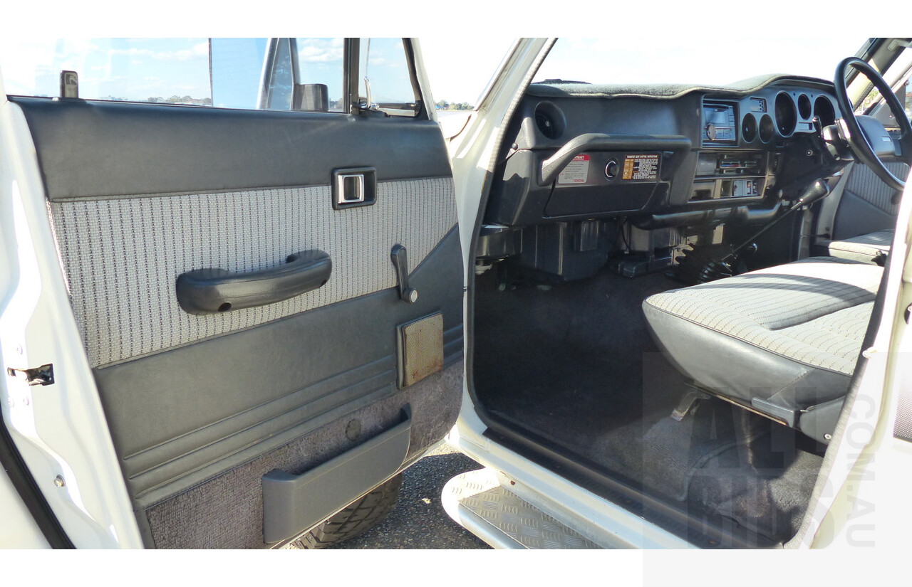 12/1988 Toyota Landcruiser (4x4) 4d Wagon White 4.0L