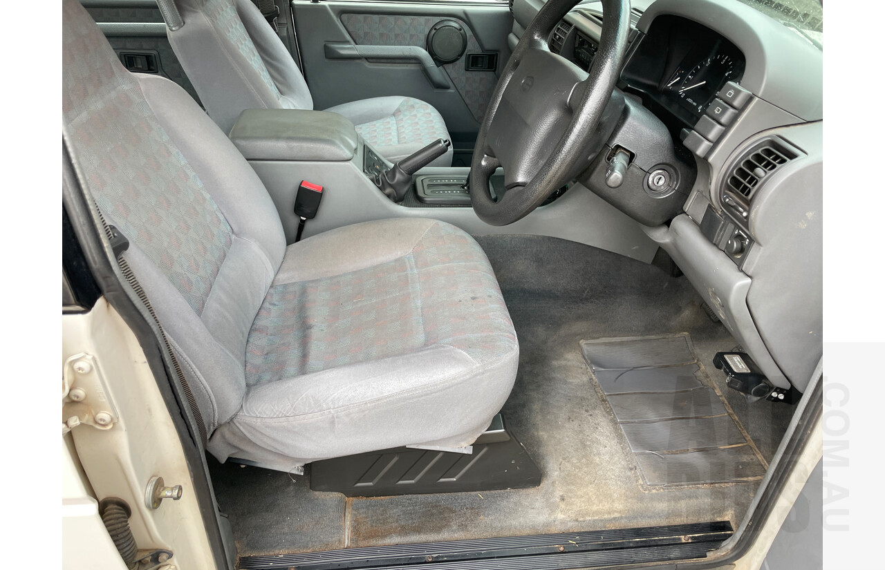 4/1995 Land Rover Discovery Tdi (4x4)  4d Wagon White 2.5L