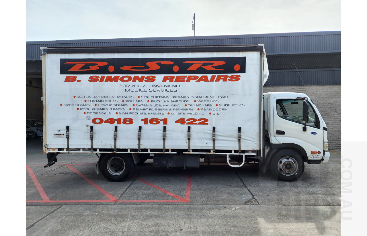 9/2006 Hino Dutro 8.5 XZU434R Curtainsider White 4.6L Turbo Diesel