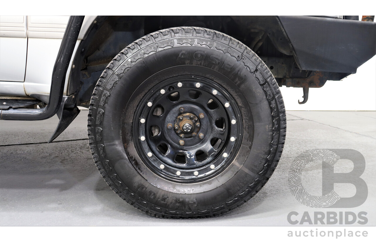 9/2006 Toyota Landcruiser VX (4x4) UZJ100R 4d Wagon Silver 4.7L