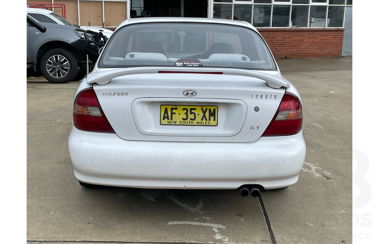 4/1998 Hyundai Sonata GLE  4d Sedan White 2.0L