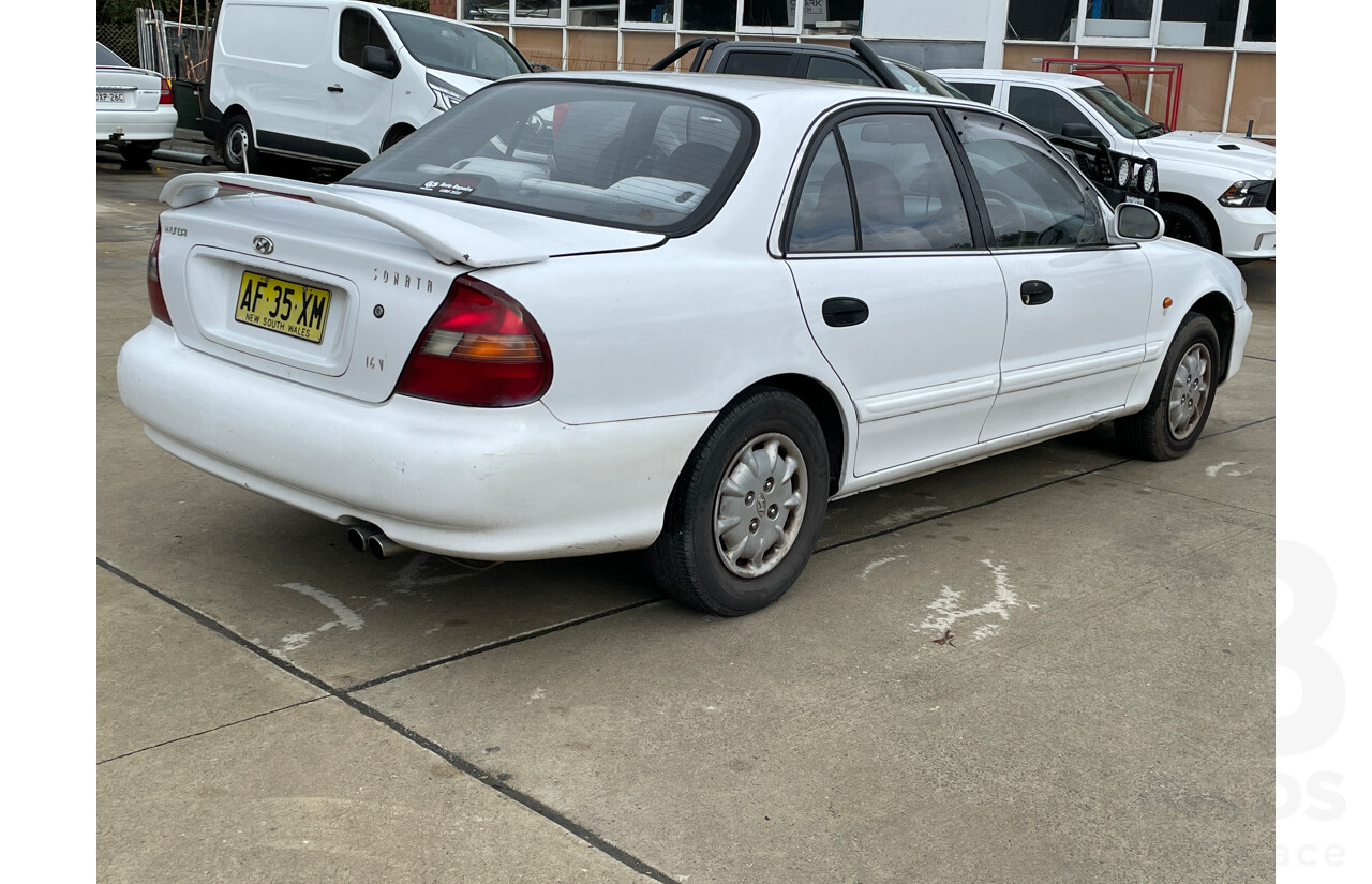 4/1998 Hyundai Sonata GLE  4d Sedan White 2.0L
