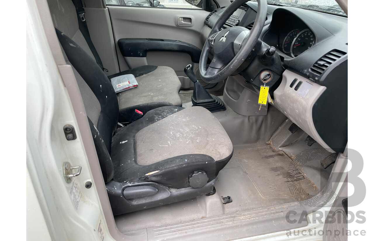10/2014 Mitsubishi Triton GL MN MY14 UPDATE C/Chas White 2.4L