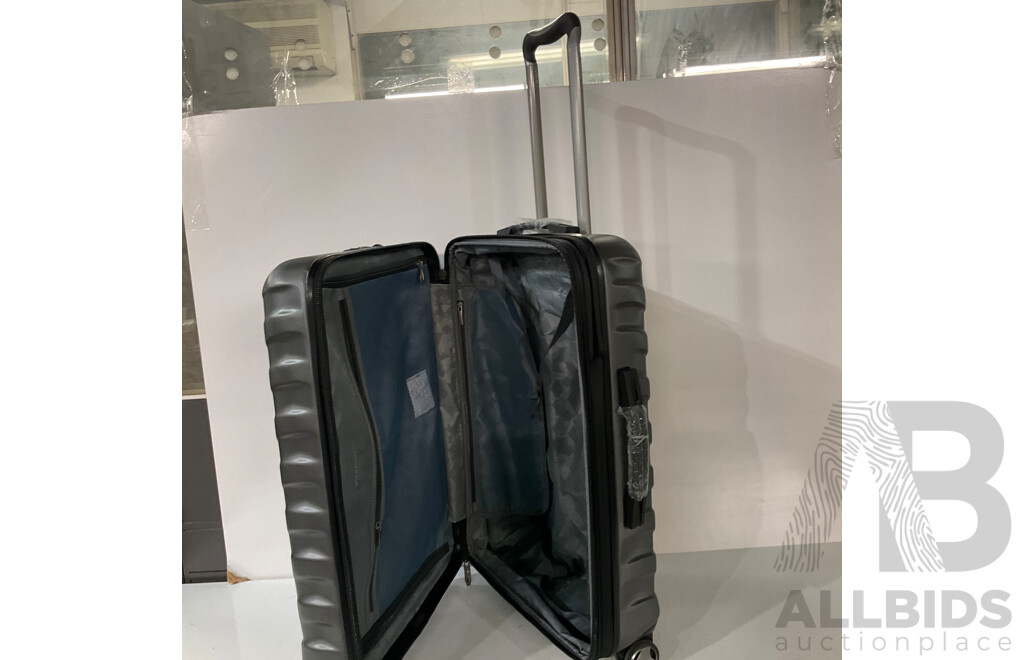 RICARDO BEVERLY HILLS Luggage Set 3 Piece - ORP $299.99