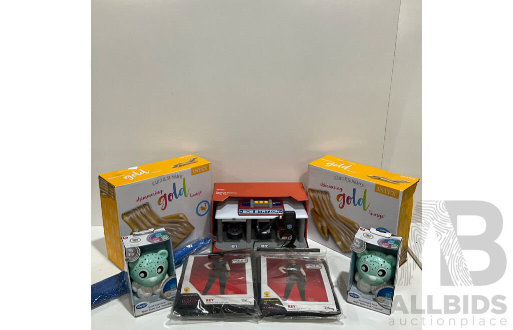 INTEX Sand and Summer Shimmering Gold Pool Lounger (X2) STAR WARS (REY) Character Costume (X2) and Assorted Items- Lot of 8 - ORP $349.99