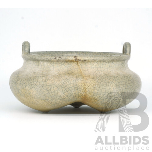 Chinese Geyao Tripod Censer, Song Dynasty or Later, Glaze Loss and Degradation, Hairline Crack
