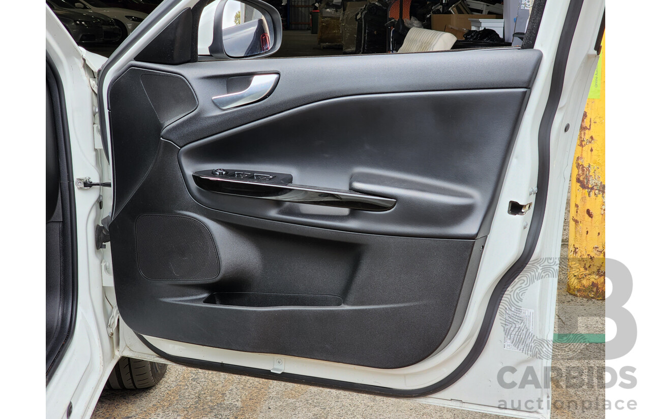 3/2013 Alfa Romeo Giulietta Distinctive Jtd-M  5d Hatchback White 2.0L Turbo Diesel