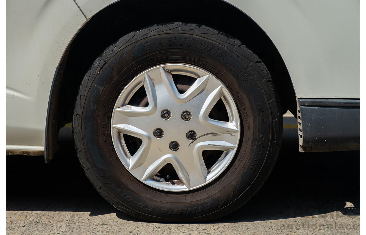 4/2007 Toyota Hiace Commuter KDH223R MY07 Bus White 3.0L Turbo Diesel - 12 Seater