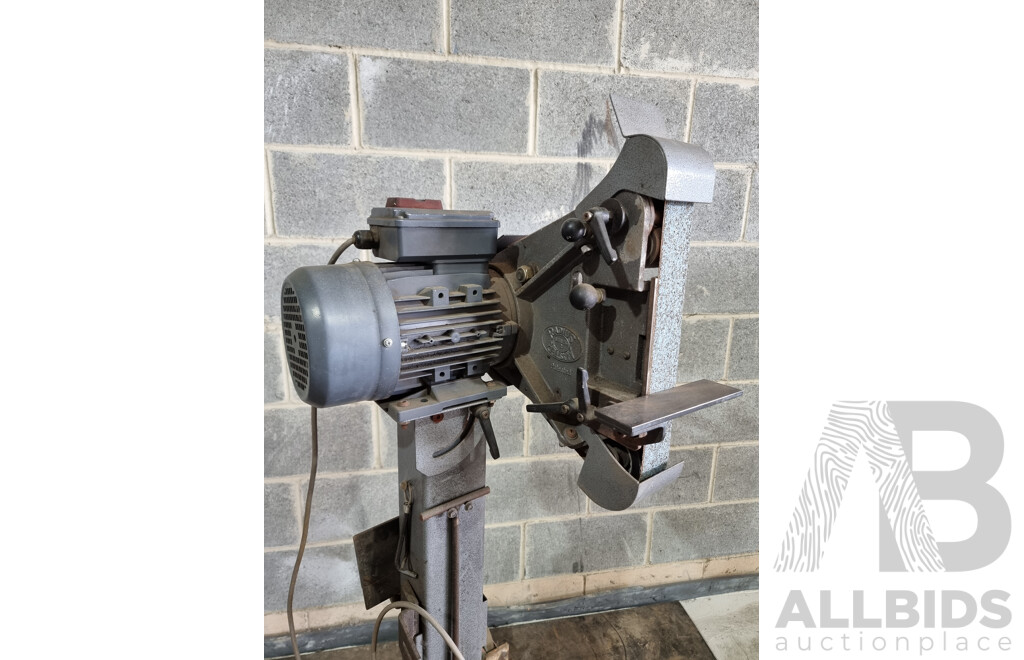 Radius Master Series 2 Sander/Belt Grinder on Pedestal