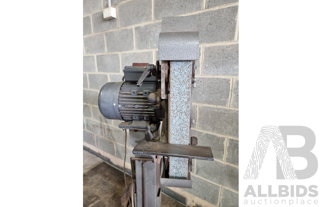 Radius Master Series 2 Sander/Belt Grinder on Pedestal