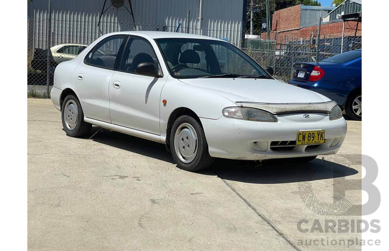 2/1996 Hyundai Lantra GL J2 4d Sedan White 1.8L