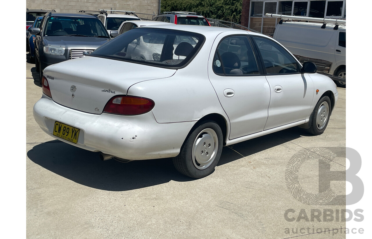2/1996 Hyundai Lantra GL J2 4d Sedan White 1.8L