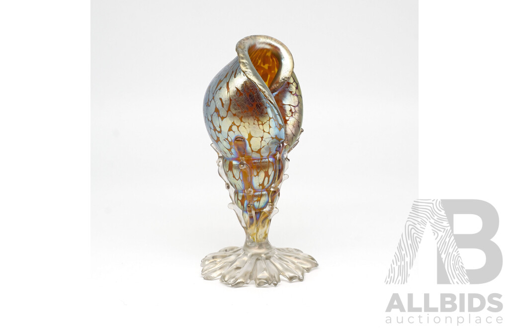 Austrian Loetz Art Nouveau Iridescent Glass 'Candia Papillon' Conch Shell Vase Circa 1900, Height 17.5cm