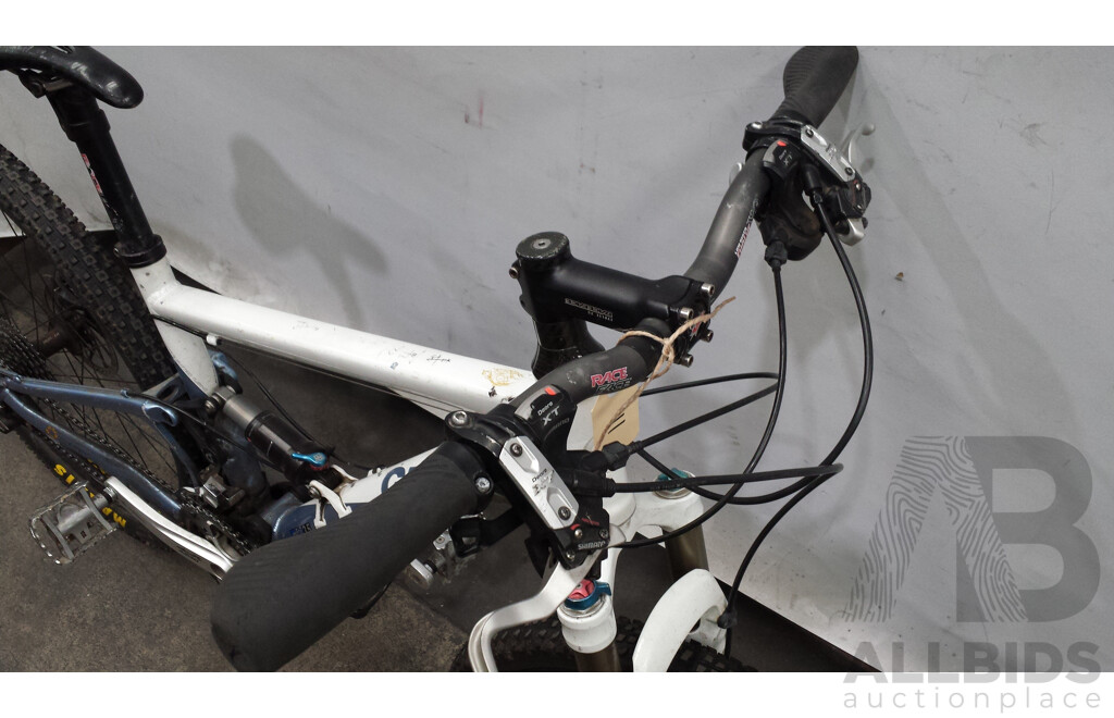 Giant  Anthem 16 Inch Dual Suspension Mountain Bike