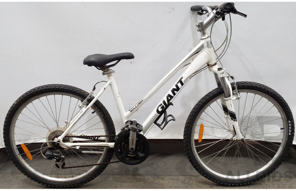 Giant Boulder 3 18 Inch Front Suspension Mountain Bike