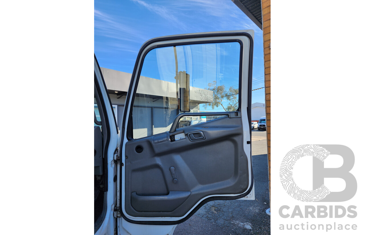 02/1999 Mitsubishi Fighter FK600 4x2 Curtainside Pantech 6 Cylinder Diesel