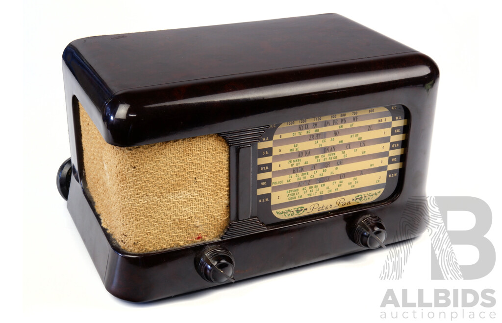 Vintage Peter Pan Bakelite Cased Valve Radio